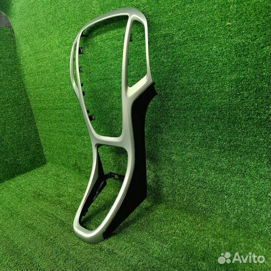 Декоративная накладка торпедо Opel Astra J GTC