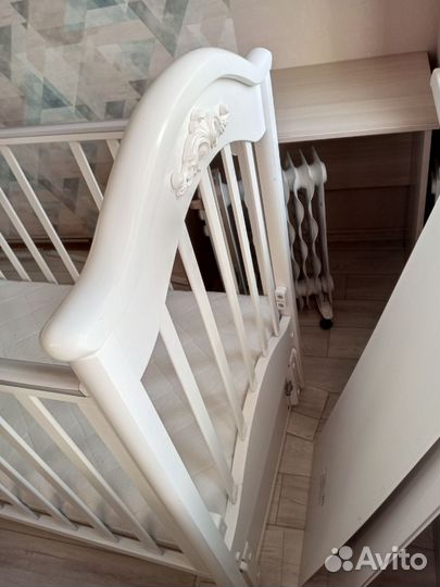 Детская кроватка с маятником