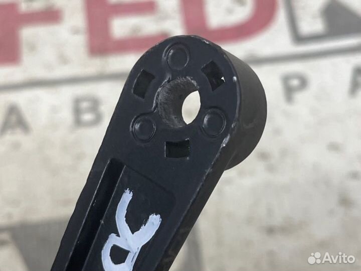 Поводок стеклоочистителя передний правый LADA