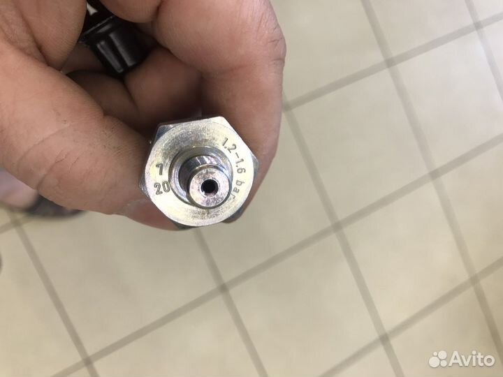 Дадчик давления масла Hella