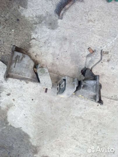 Кронштейн МКПП audi a6 c4 2.5 дизель