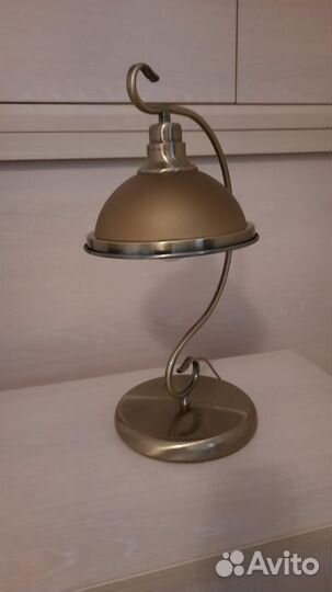 Туалетный столик с откидным зеркалом