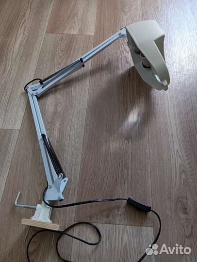 Настольная лампа с лупой