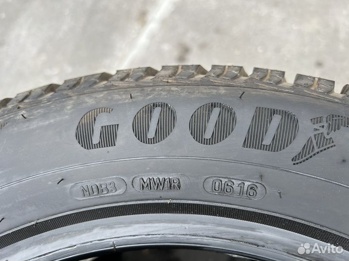 Goodyear UltraGrip Ice 2 215/55 R16 97T