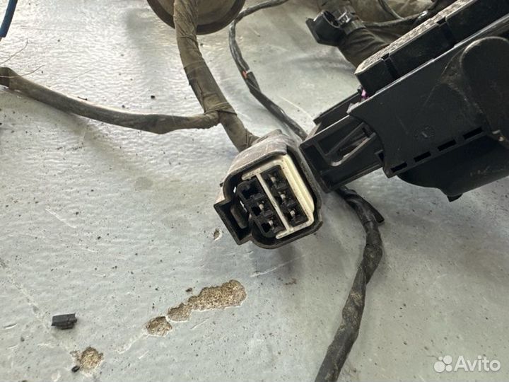 Проводка моторного отсека с блоком предохранителей