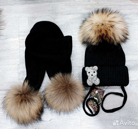 Шапка с натуральным мехом и апликацией