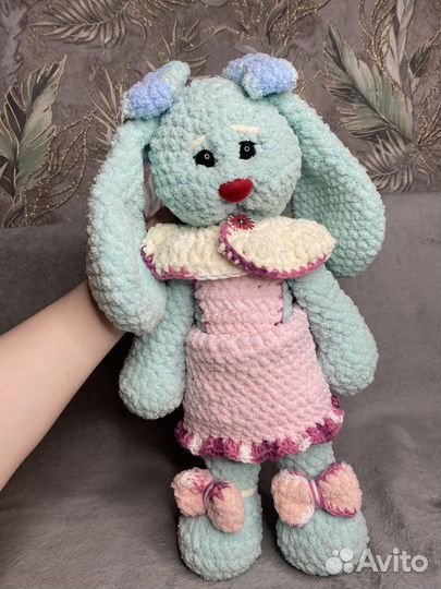 Вязанная игрушка Зайчик