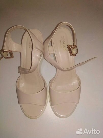 Босоножки на танкетке