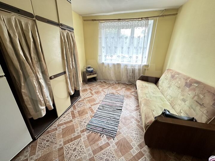 Комната 13 м² в 8-к., 1/5 эт.