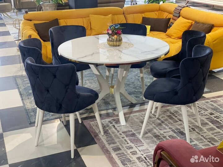 Круглый стол и стулья