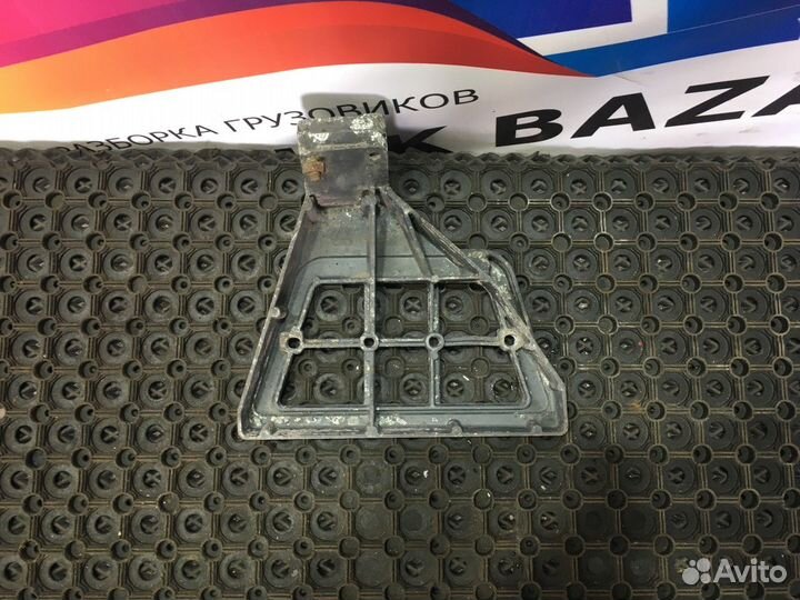 1641631 Кронштейн подножки правый