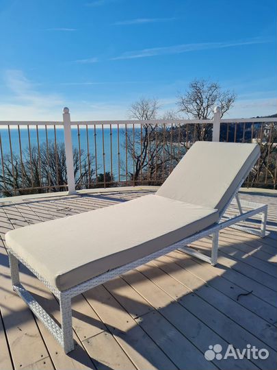 Шезлонг лежак из ротанга