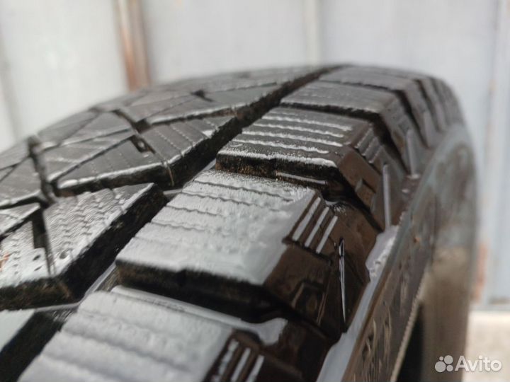 Bridgestone Blizzak DM-V2 215/70 R15