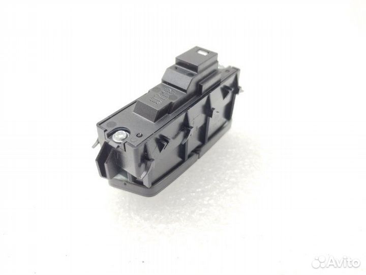 Кнопка центрального замка передняя левая