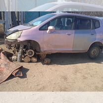 Honda Fit 1.3 CVT, 2002, битый, 250 000 км, с пробегом, цена 180 000 руб.