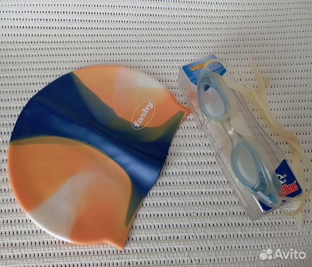 Очки и шапочка для плавания