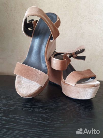 Босоножки новые 38