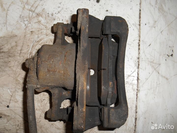 Суппорт передний левый Toyota Corolla E15 E150