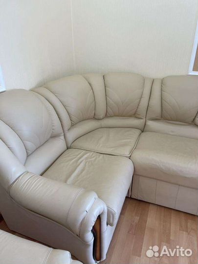 Кожаный диван