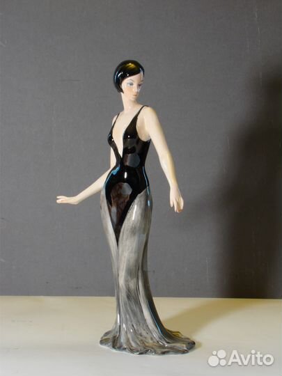 Статуэтка фарфоровая 