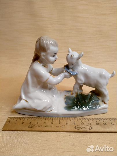 Статуэтка Девочка с козлёнком Старая Гжель