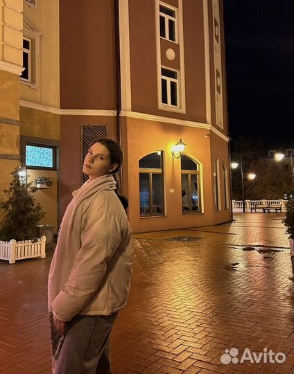Официант, няня, бровист