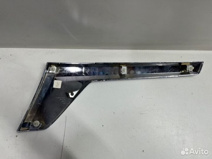 Молдинг фары передний правый Toyota Land Cruiser