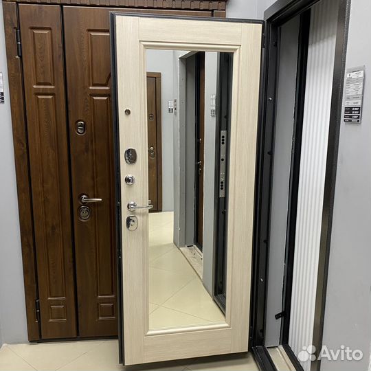 Входная дверь металлическая с зеркалом