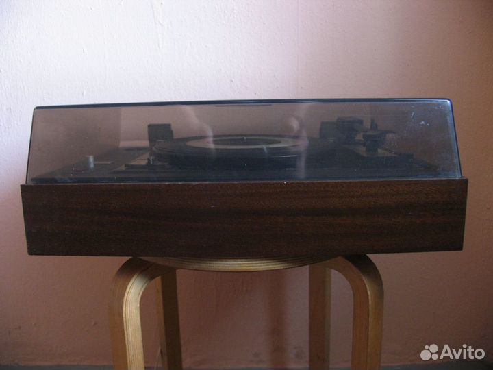 Проигрыватель пластинок Мелодия Melodia работает