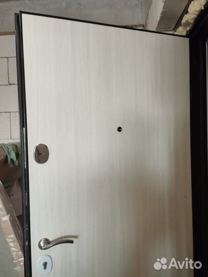 Дверь входная металлическая от застройщика