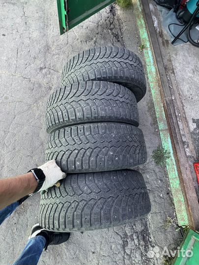 Bridgestone Blizzak Spike-01 215/60 R16 95T