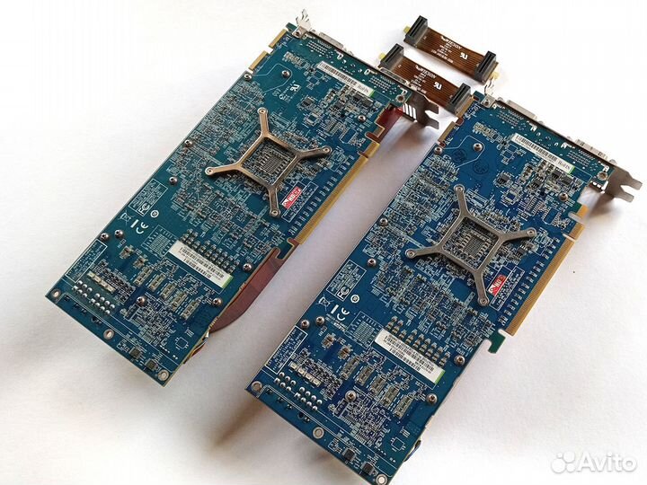 Пара ATI Radeon HD4890 с мостиками для CrossFire
