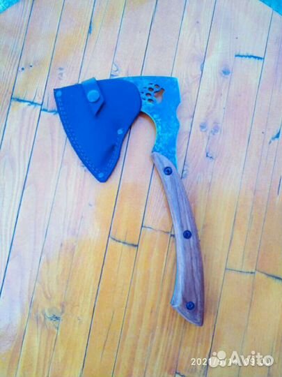 Кованый топорик с кожаным чехлом