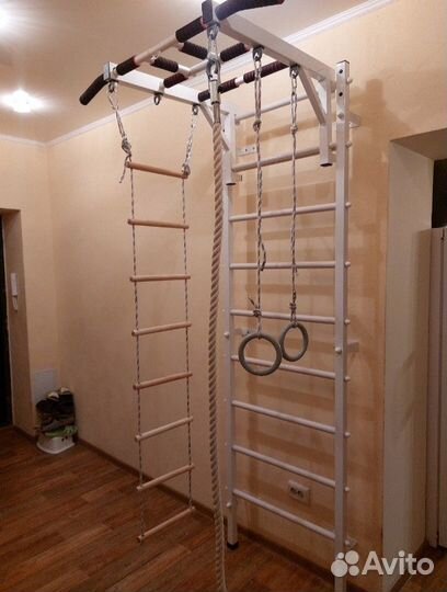 Шведская стенка металлическая с турником рукоходом