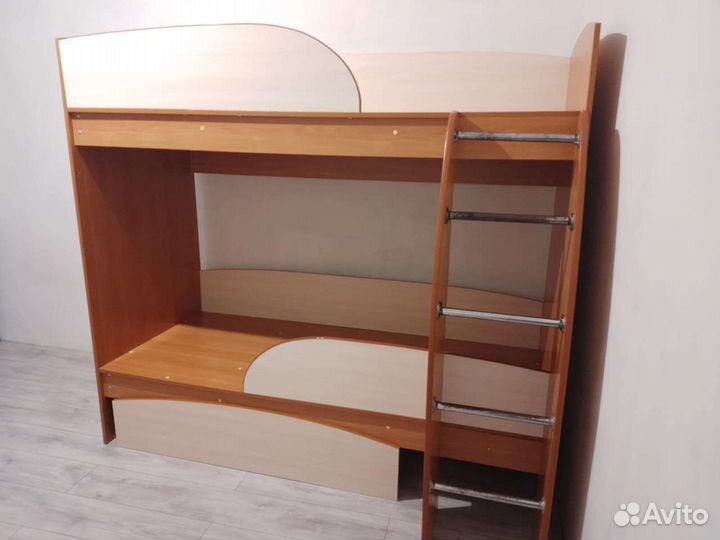 Кровать двухьярусная