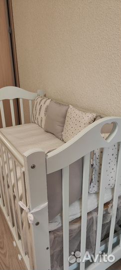 Детская кроватка с маятником и ящиком