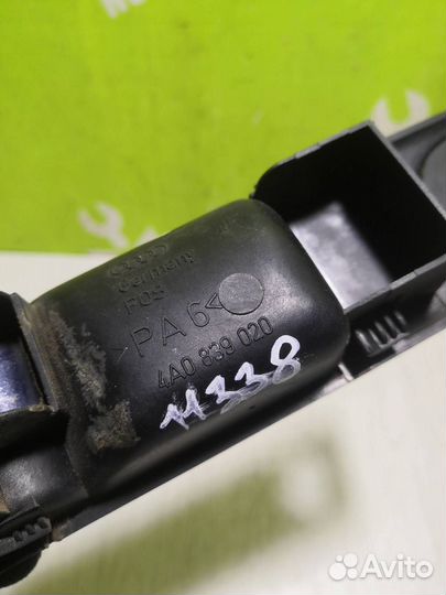 Ручка двери задней внутренняя правая Ауди 100 С4