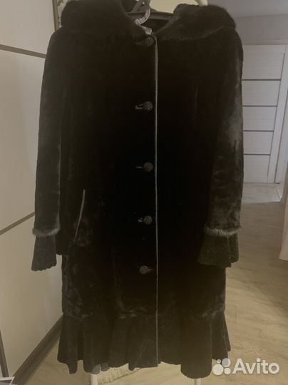Шуба мутоновая с капюшоном и отделкой норкой