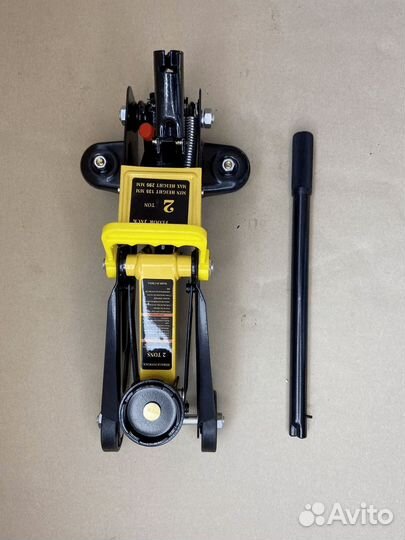 Домкрат подкатной 2 т