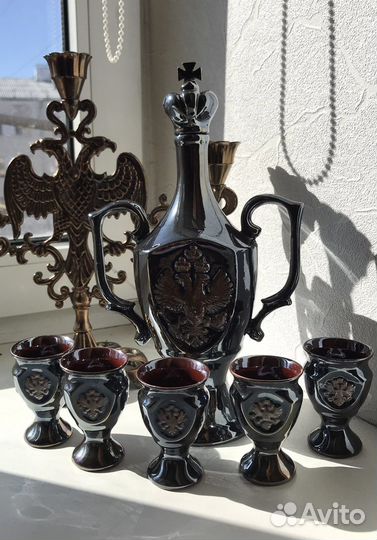 Графин с рюмками и подсвечник