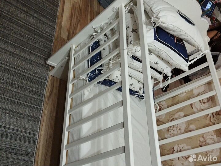 Детская кроватка с маятником с подушками