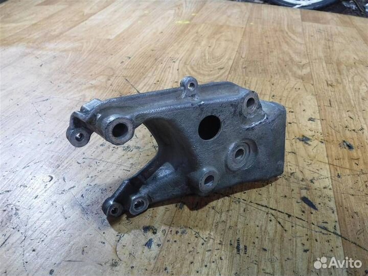 Кронштейн двигателя Peugeot 607 2000-2010