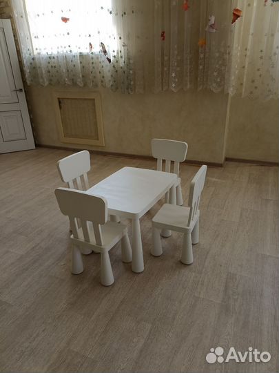 Детский стол и стулья