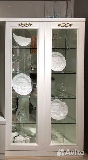Шкаф витрина белый