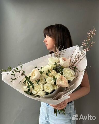 Букет роз и ранункулюсов