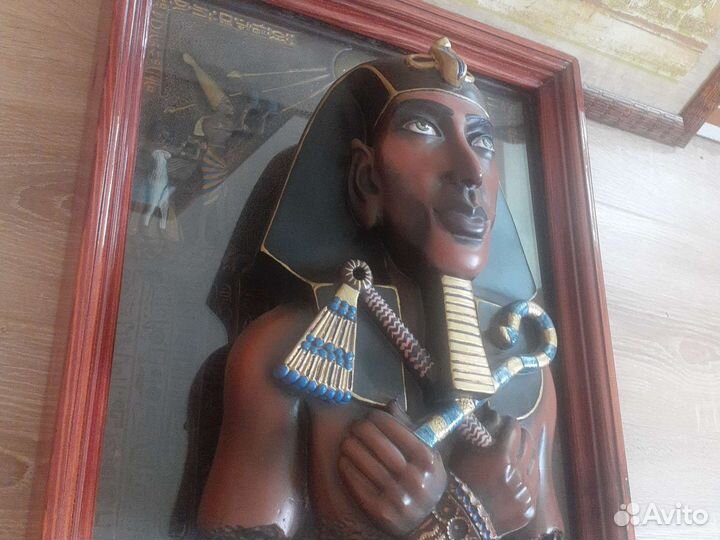 Скульптура в раме Эхнатон,Бог Солнца.Папирус