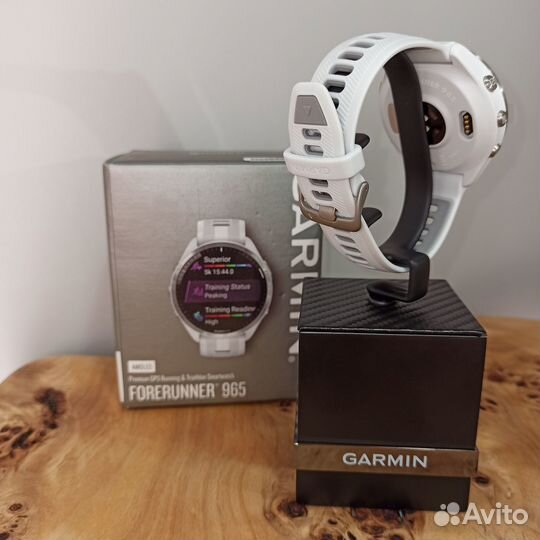 Часы Garmin Forerunner 965 белые, титановый безель