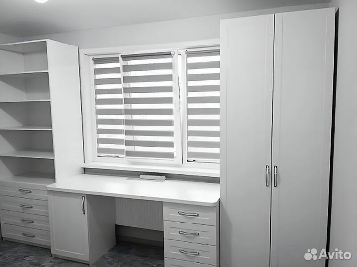 Рабочая зона со шкафом у окна