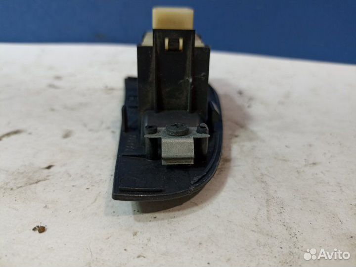 Кнопка стеклоподъемника задняя левая Toyota