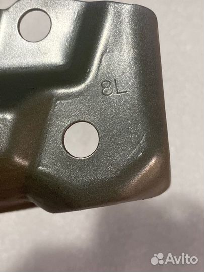 Кронштейн крыла и лонжерона передний левый Toyota